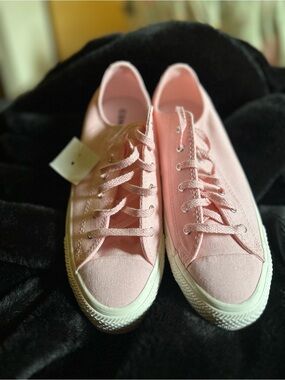 •BRAND NEW Women’s Pink Converse Canvas Lace-Up Sneakers